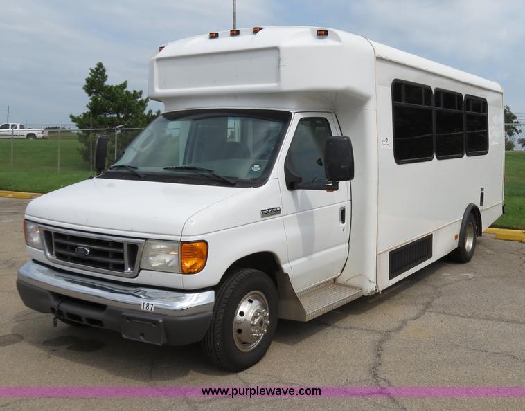 image for item B4792 2006 Ford E450 transit bus