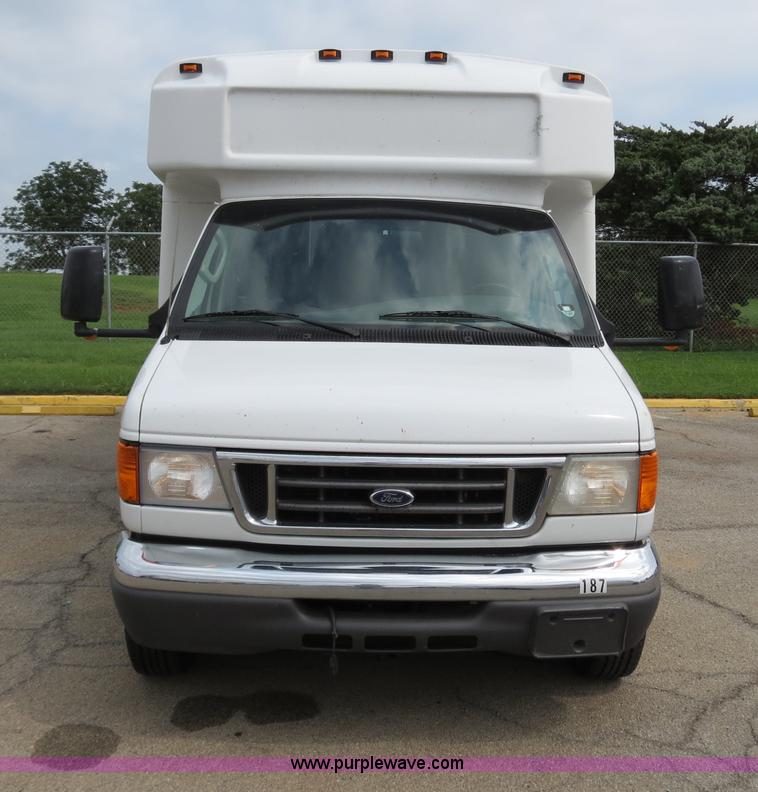 image for item B4792 2006 Ford E450 transit bus