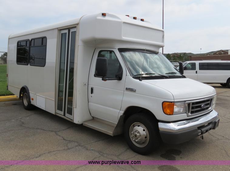 image for item B4792 2006 Ford E450 transit bus