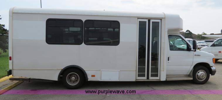 image for item B4792 2006 Ford E450 transit bus