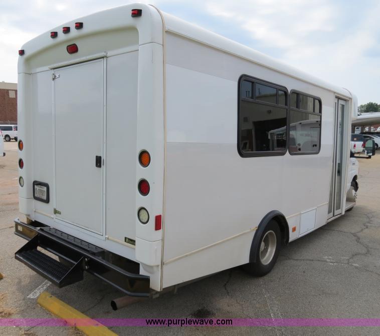 image for item B4792 2006 Ford E450 transit bus