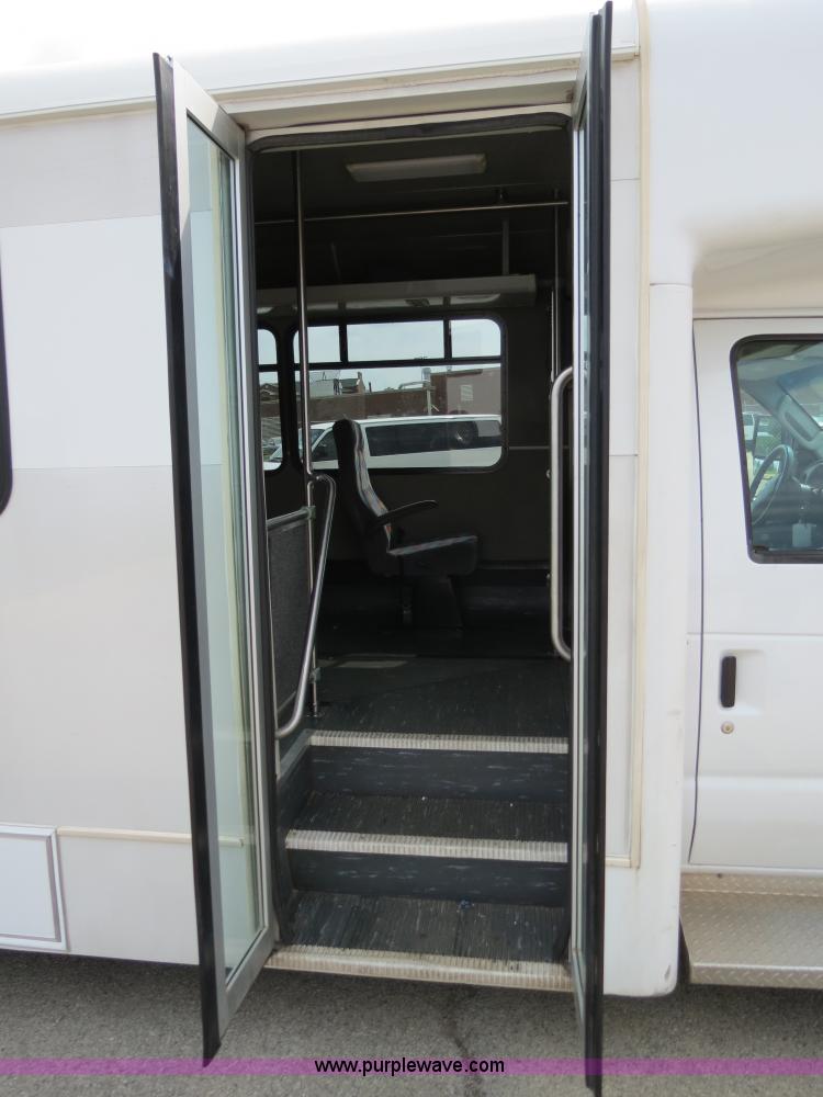 image for item B4792 2006 Ford E450 transit bus
