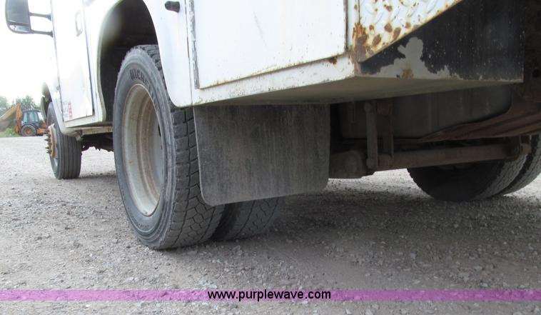 image for item D7464 2002 Ford F450 XL Super Duty bucket truck