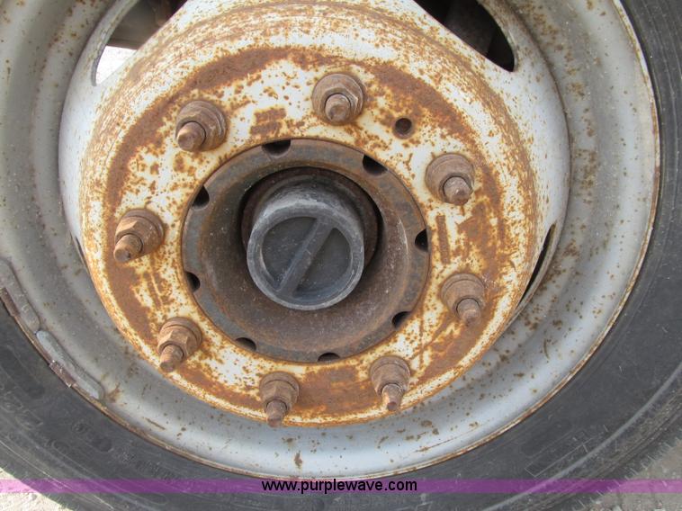 image for item D7464 2002 Ford F450 XL Super Duty bucket truck