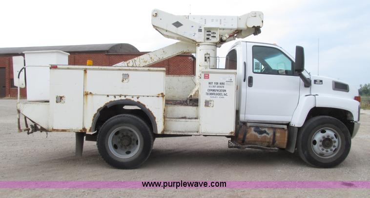 image for item D7465 2006 Chevrolet C6500 bucket truck