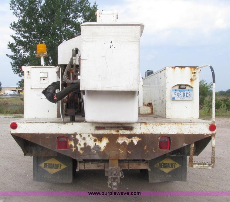 image for item D7465 2006 Chevrolet C6500 bucket truck
