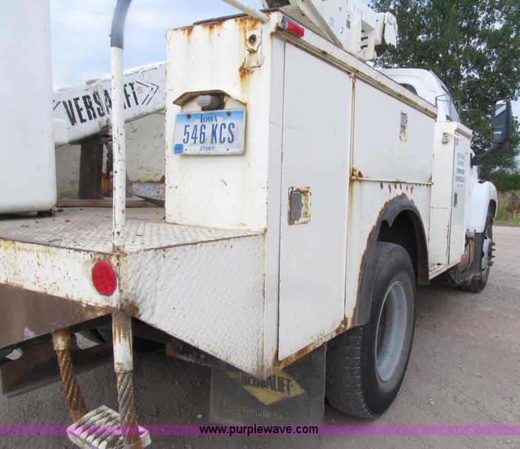 image for item D7465 2006 Chevrolet C6500 bucket truck
