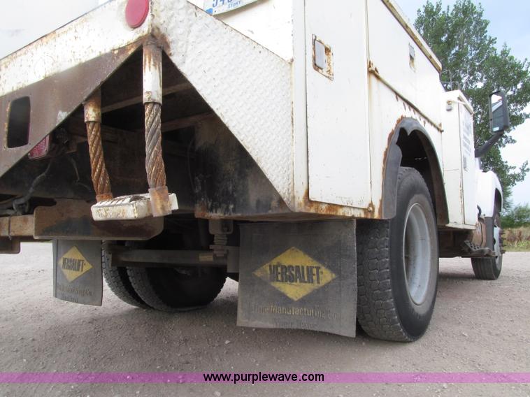 image for item D7465 2006 Chevrolet C6500 bucket truck