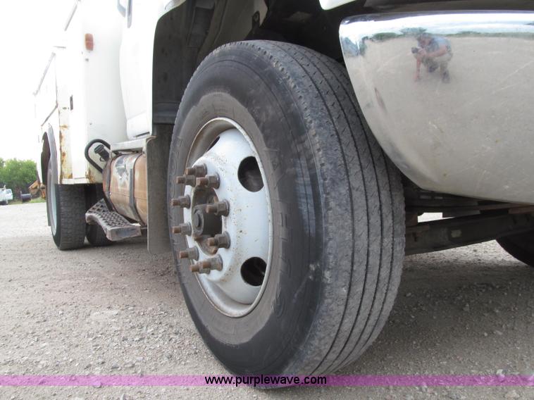 image for item D7465 2006 Chevrolet C6500 bucket truck