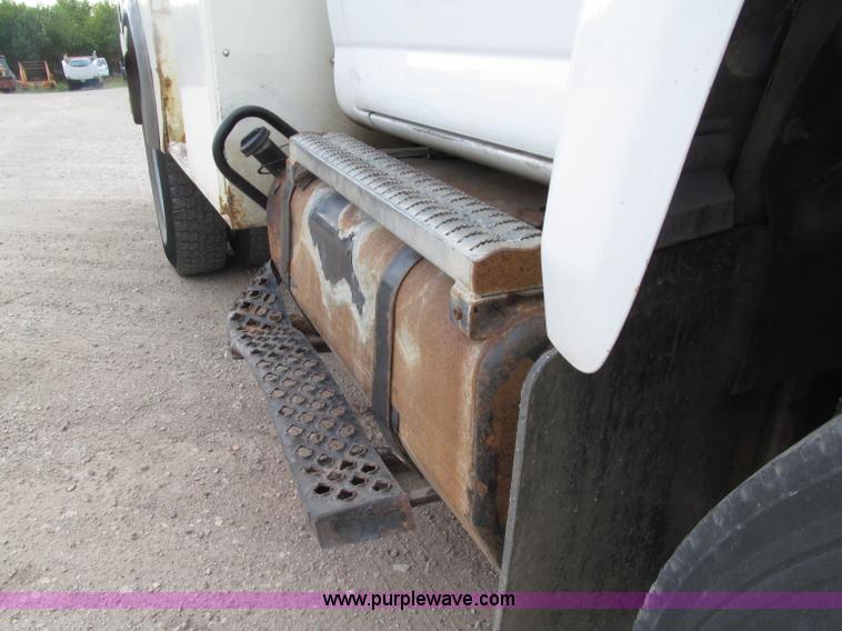 image for item D7465 2006 Chevrolet C6500 bucket truck