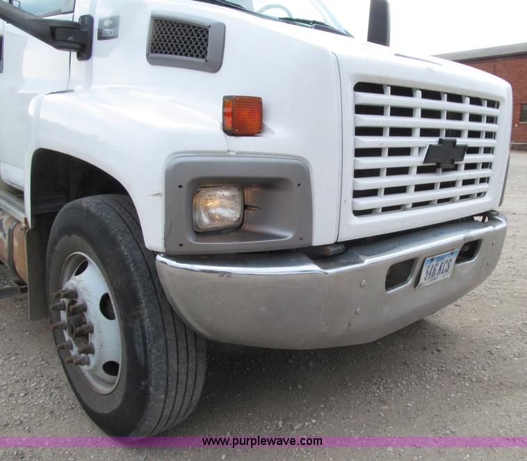 image for item D7465 2006 Chevrolet C6500 bucket truck
