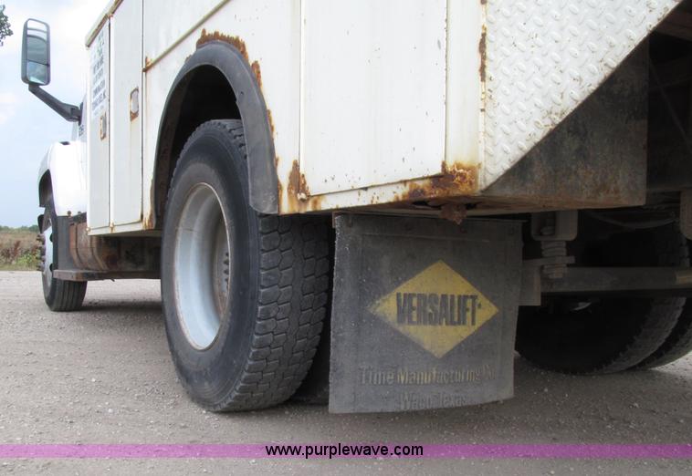 image for item D7465 2006 Chevrolet C6500 bucket truck