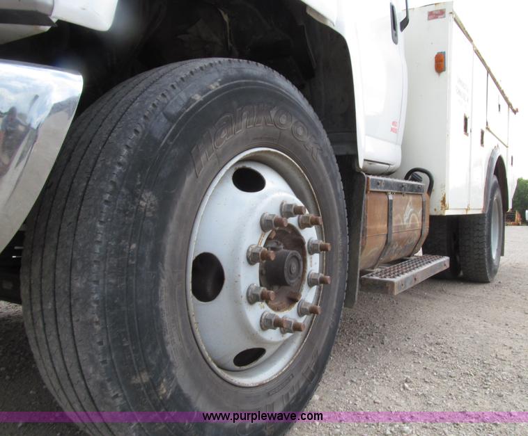 image for item D7465 2006 Chevrolet C6500 bucket truck