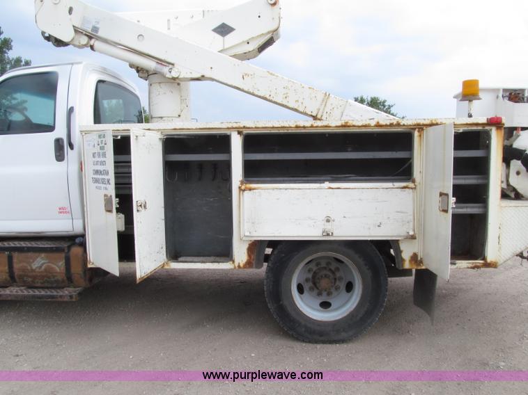 image for item D7465 2006 Chevrolet C6500 bucket truck