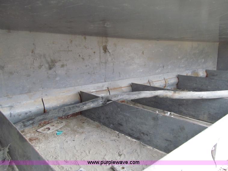 image for item D7465 2006 Chevrolet C6500 bucket truck