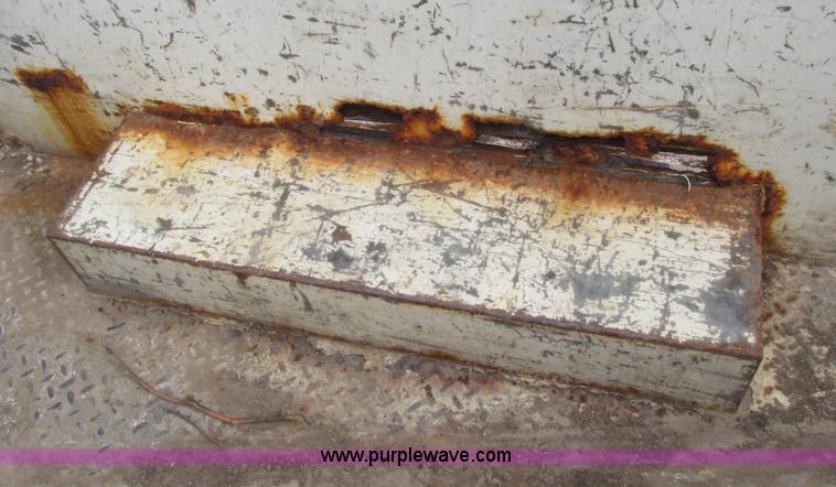 image for item D7465 2006 Chevrolet C6500 bucket truck