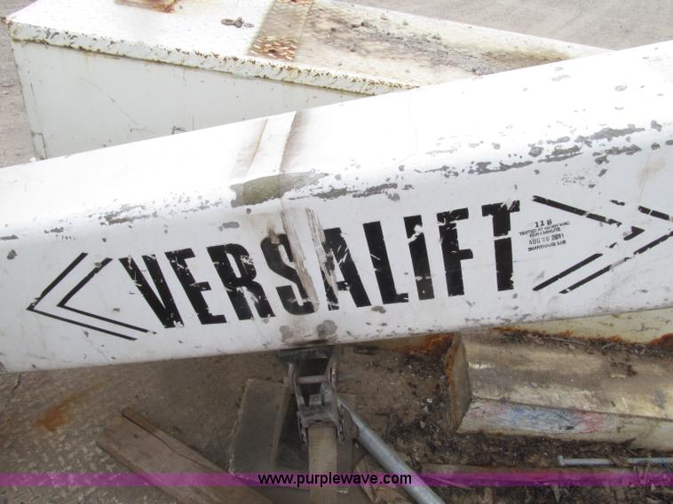 image for item D7465 2006 Chevrolet C6500 bucket truck