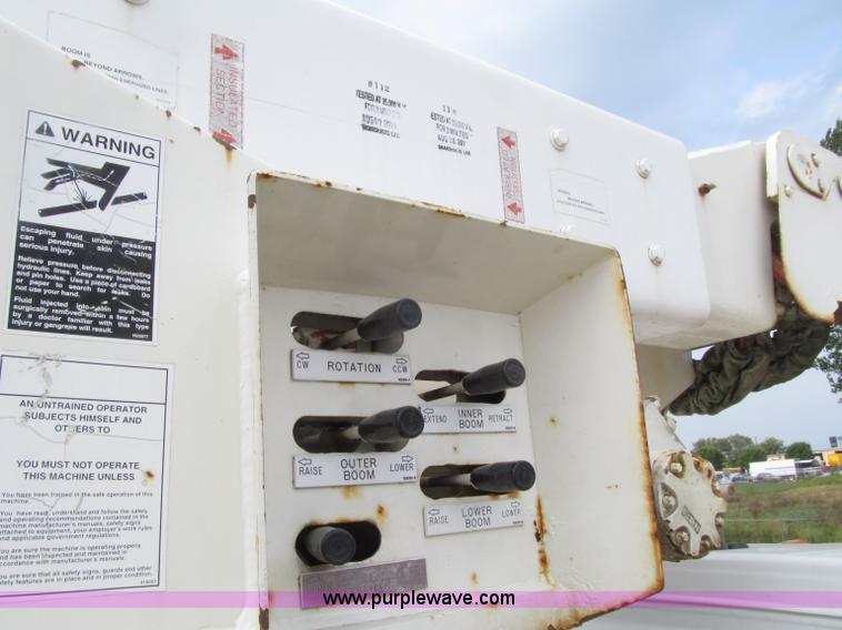 image for item D7465 2006 Chevrolet C6500 bucket truck