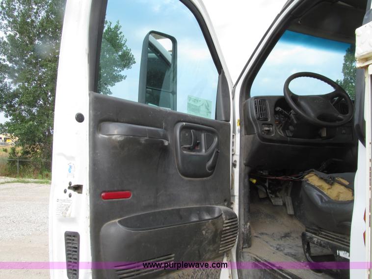 image for item D7465 2006 Chevrolet C6500 bucket truck