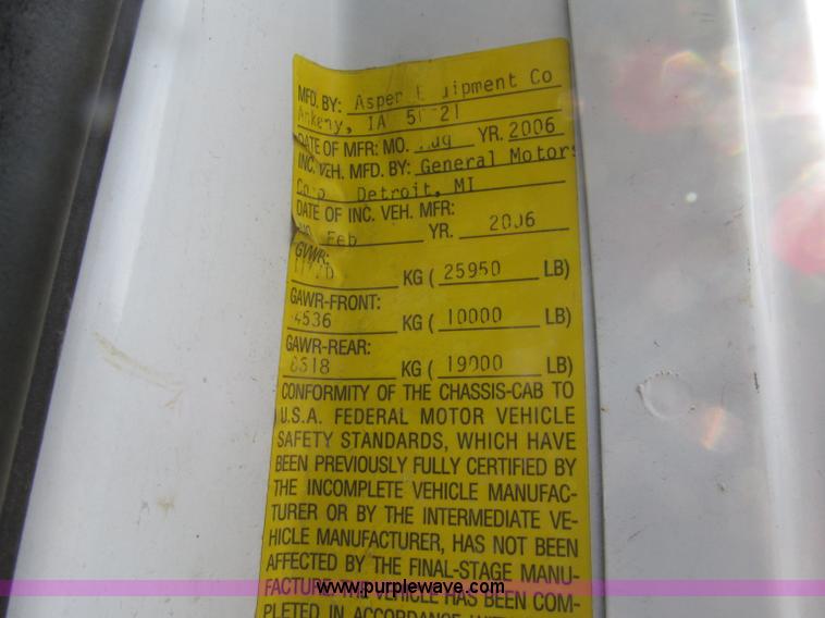 image for item D7465 2006 Chevrolet C6500 bucket truck