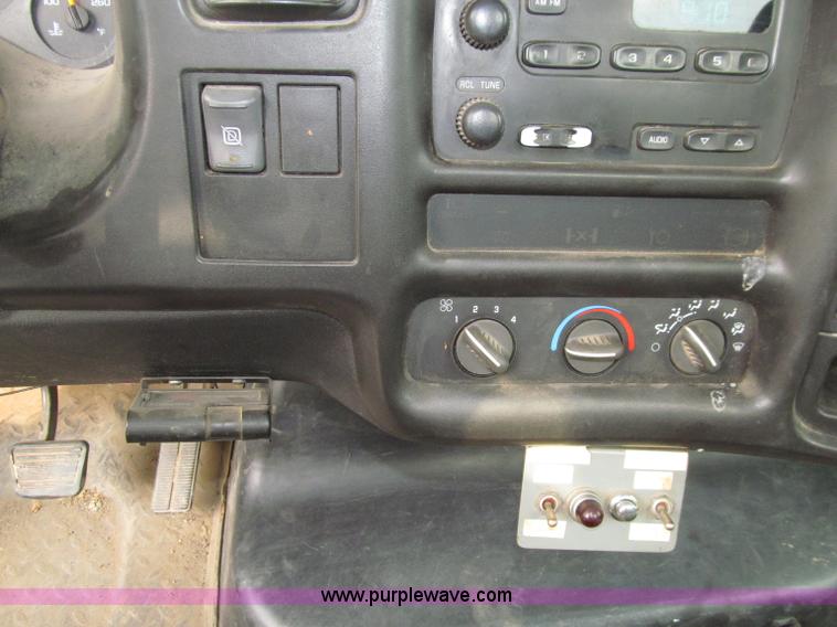 image for item D7465 2006 Chevrolet C6500 bucket truck