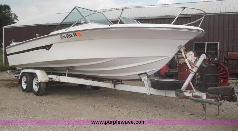image for item F7089 1973 Delta 22' ski boat