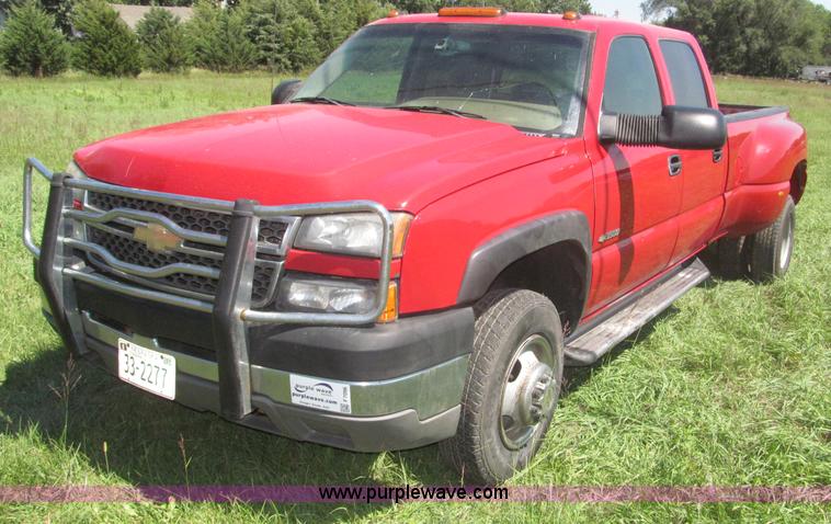image for item F7096 2005 Chevrolet Silverado 3500 Crew Cab pickup truck