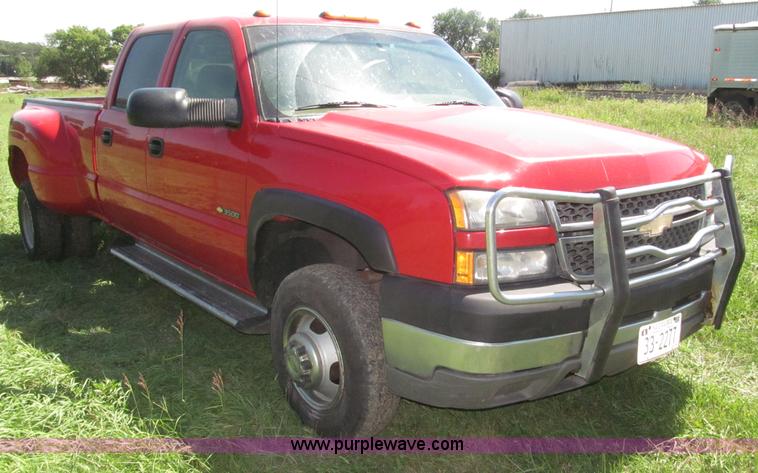 image for item F7096 2005 Chevrolet Silverado 3500 Crew Cab pickup truck