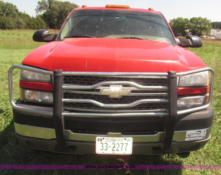 image for item F7096 2005 Chevrolet Silverado 3500 Crew Cab pickup truck
