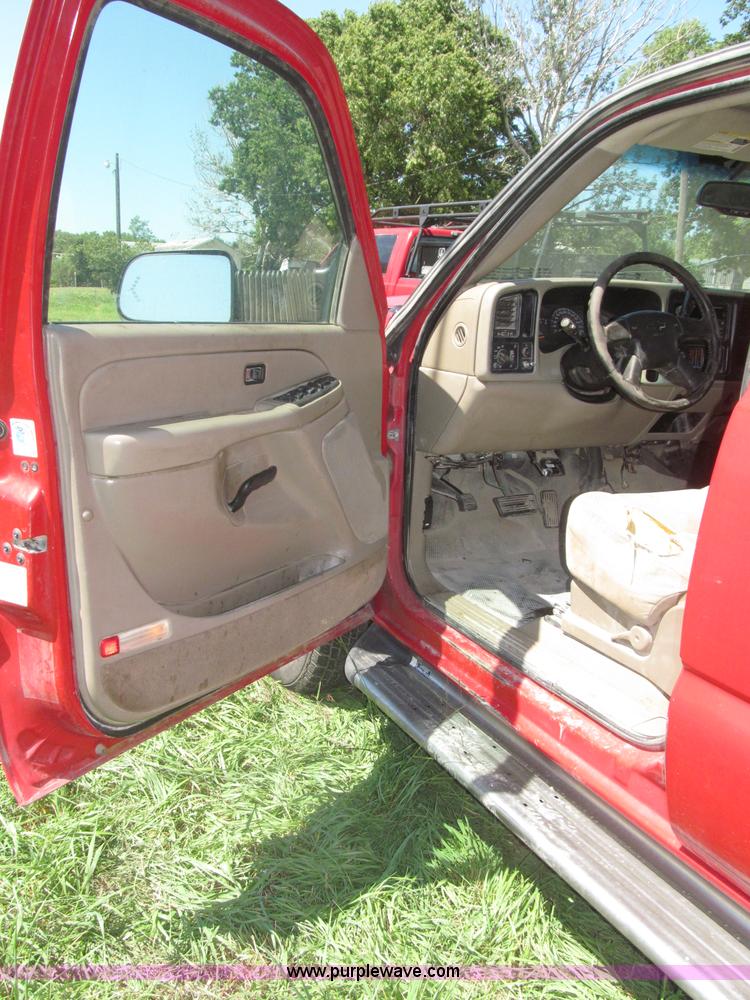 image for item F7096 2005 Chevrolet Silverado 3500 Crew Cab pickup truck