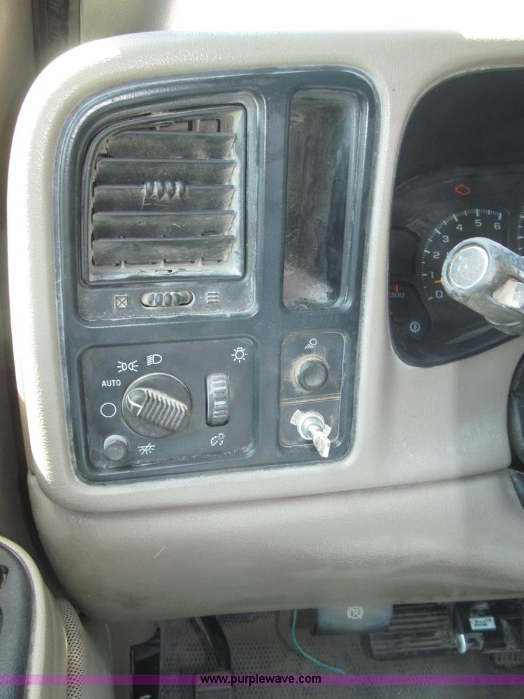 image for item F7096 2005 Chevrolet Silverado 3500 Crew Cab pickup truck