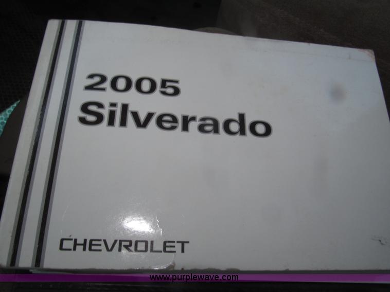 image for item F7096 2005 Chevrolet Silverado 3500 Crew Cab pickup truck