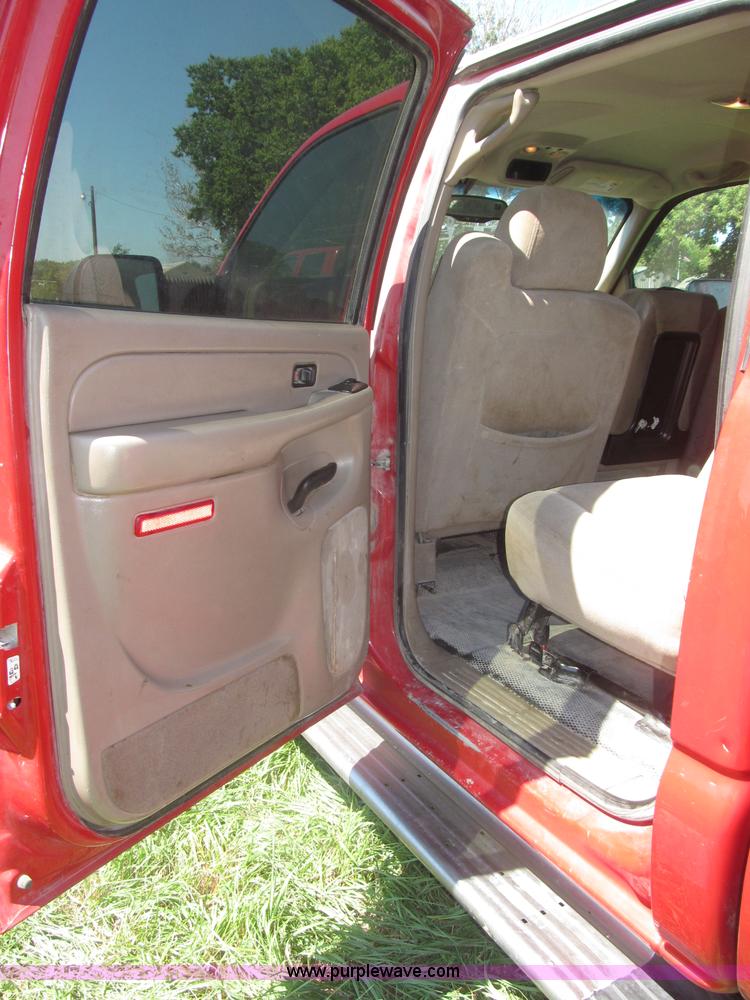 image for item F7096 2005 Chevrolet Silverado 3500 Crew Cab pickup truck