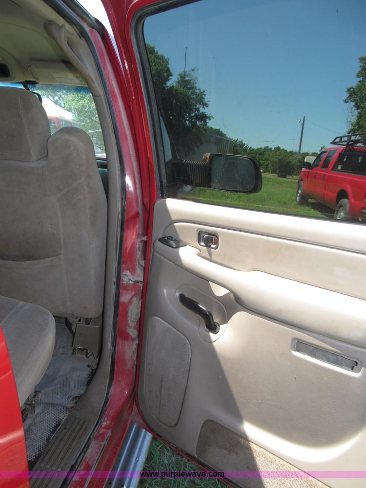 image for item F7096 2005 Chevrolet Silverado 3500 Crew Cab pickup truck