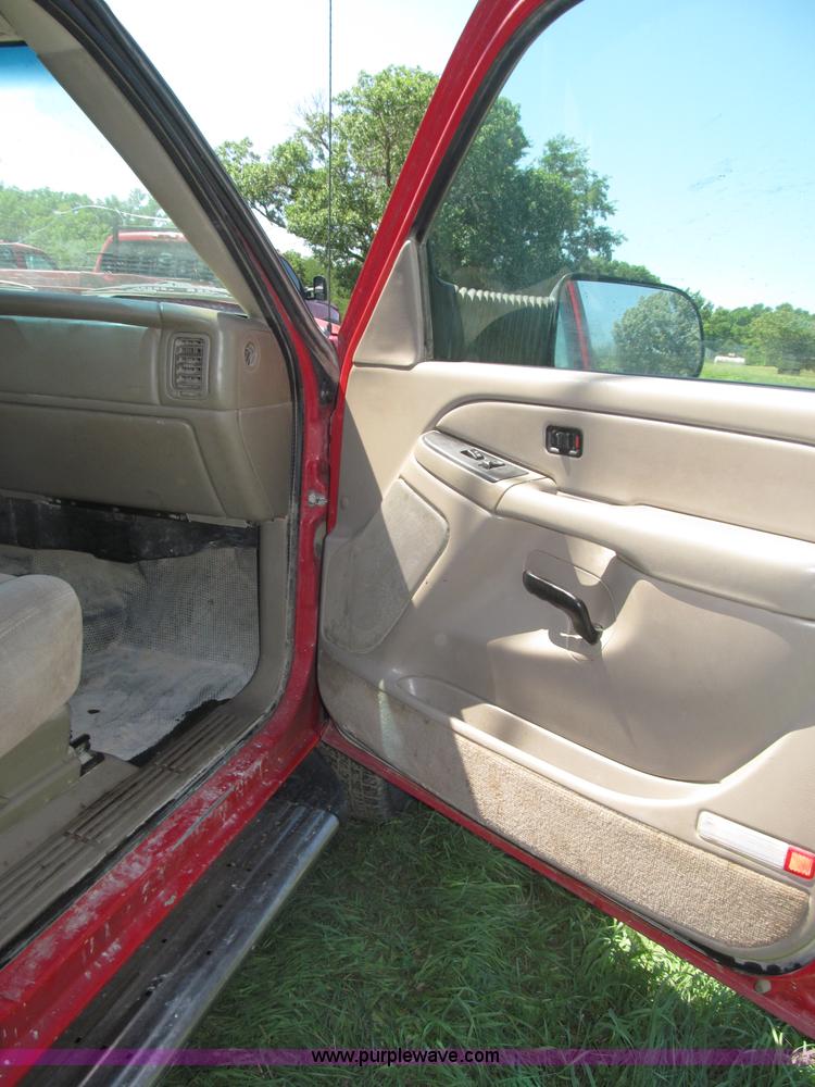 image for item F7096 2005 Chevrolet Silverado 3500 Crew Cab pickup truck