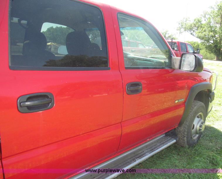 image for item F7096 2005 Chevrolet Silverado 3500 Crew Cab pickup truck