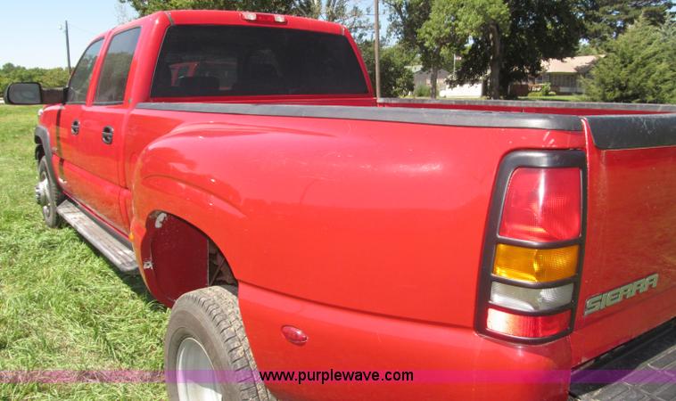 image for item F7096 2005 Chevrolet Silverado 3500 Crew Cab pickup truck