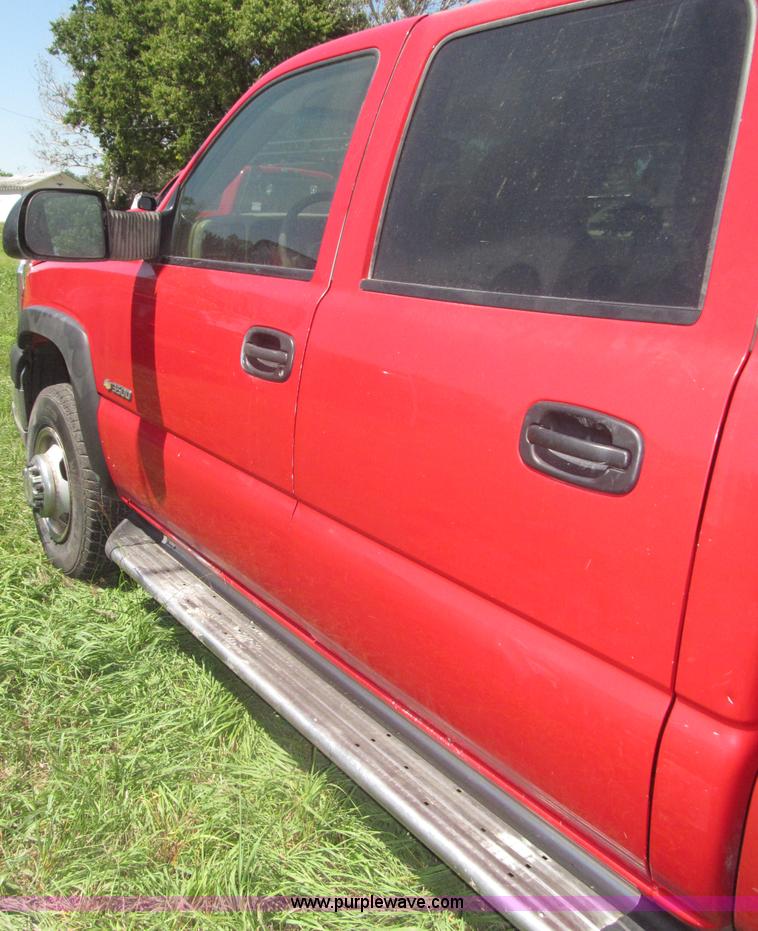 image for item F7096 2005 Chevrolet Silverado 3500 Crew Cab pickup truck