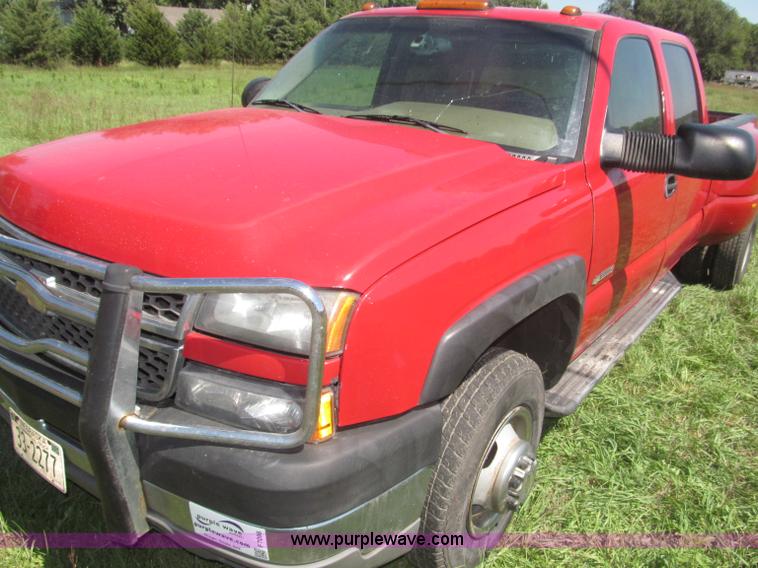 image for item F7096 2005 Chevrolet Silverado 3500 Crew Cab pickup truck