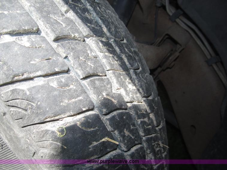 image for item F7096 2005 Chevrolet Silverado 3500 Crew Cab pickup truck