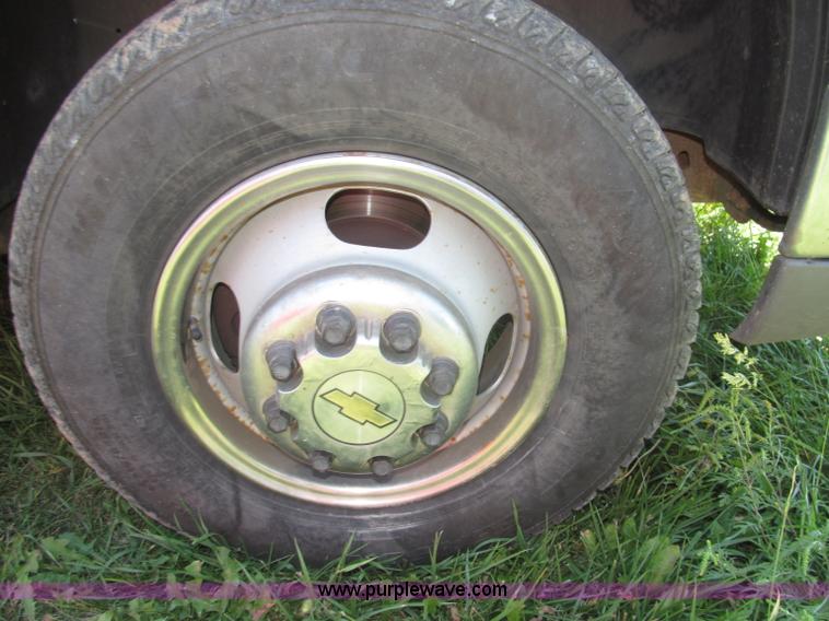 image for item F7096 2005 Chevrolet Silverado 3500 Crew Cab pickup truck