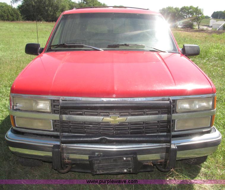 image for item F7097 1993 Chevrolet Suburban K1500 SUV