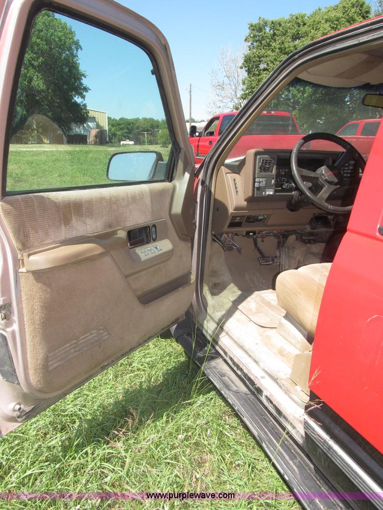 image for item F7097 1993 Chevrolet Suburban K1500 SUV