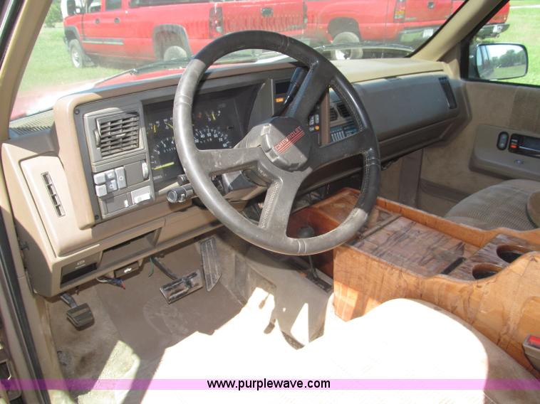 image for item F7097 1993 Chevrolet Suburban K1500 SUV