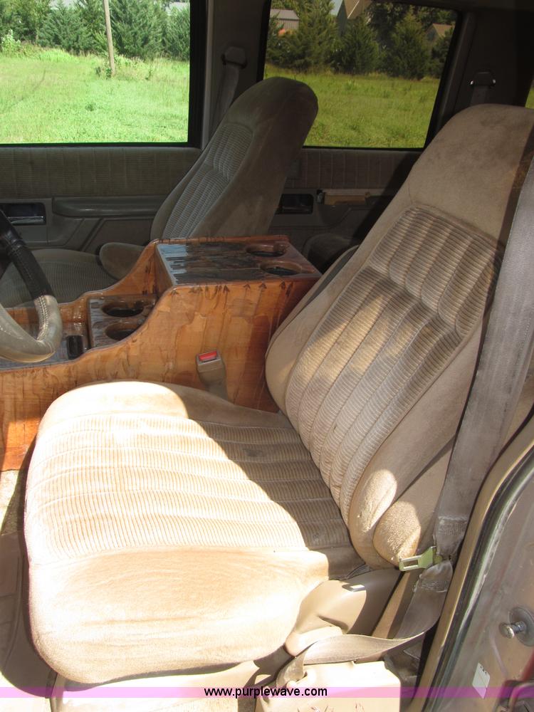 image for item F7097 1993 Chevrolet Suburban K1500 SUV