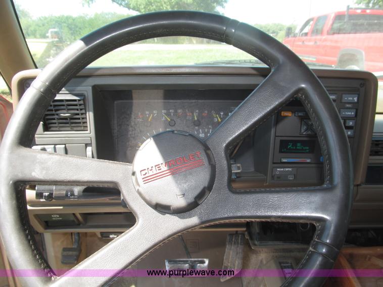 image for item F7097 1993 Chevrolet Suburban K1500 SUV
