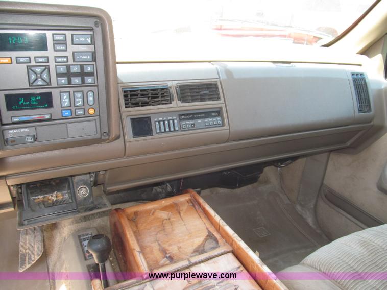 image for item F7097 1993 Chevrolet Suburban K1500 SUV
