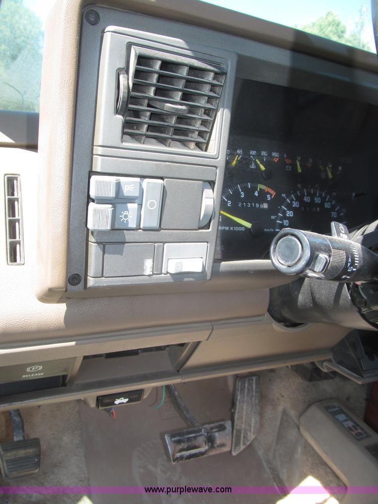 image for item F7097 1993 Chevrolet Suburban K1500 SUV