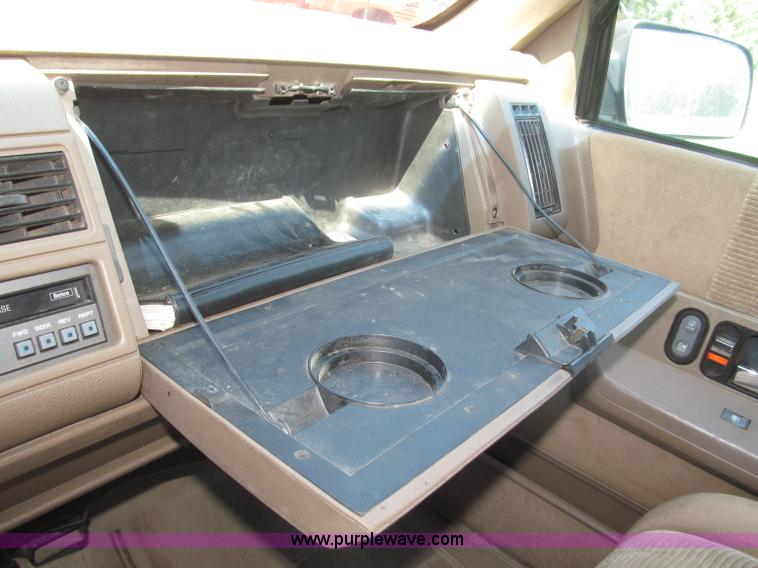 image for item F7097 1993 Chevrolet Suburban K1500 SUV