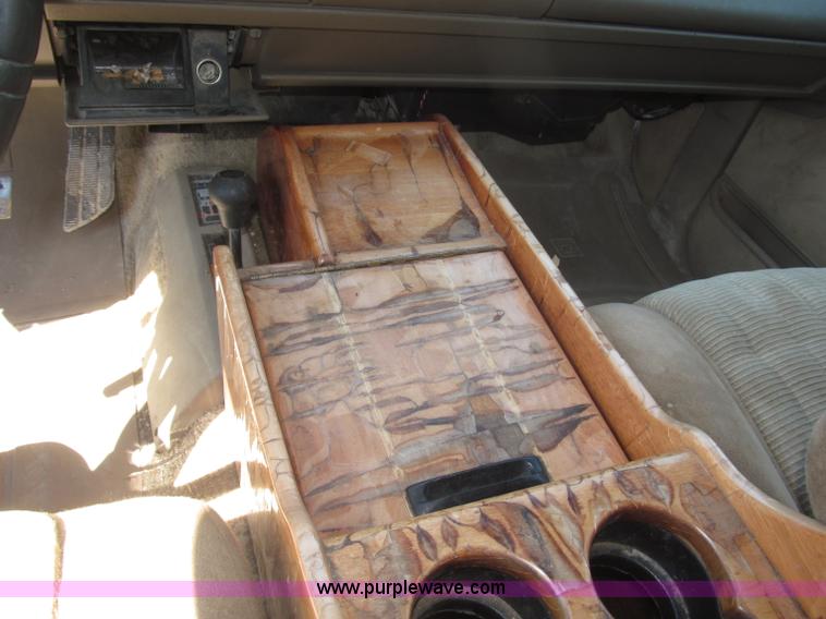 image for item F7097 1993 Chevrolet Suburban K1500 SUV